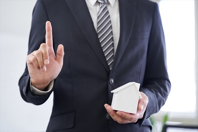 事故物件の建て替えで資産価値は上がる？建て替えのメリットや相場を解説！